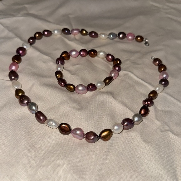 Beautiful Freshwater Pearl Necklace and Bracelet Set - Picture 2 of 3